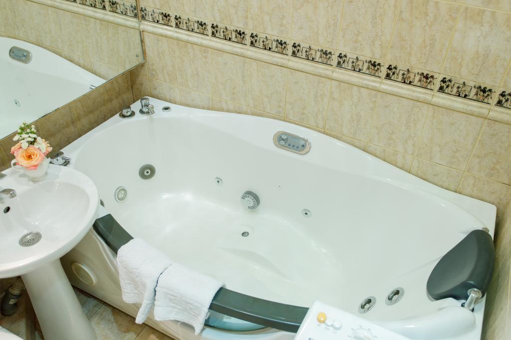Studio De Luxe With Jacuzzi Sumy Bagian luar foto